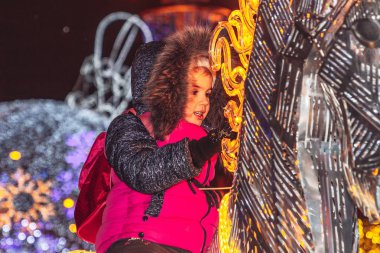 29 Aralık 2018 - Minsk, Beyaz Rusya: Şehir Meydanı'yeni yıl kutlamaları, küçük kız parlayan atına oturur