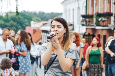 21 Temmuz 2018 - Minsk, Beyaz Rusya: mikrofon standları önünde birçok insan sokakta kadınla