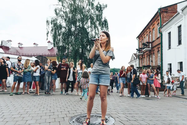 Juli 2018 Minsk Vitryssland Kvinna Med Mikrofonstativ Gatan Framför Massa — Stockfoto