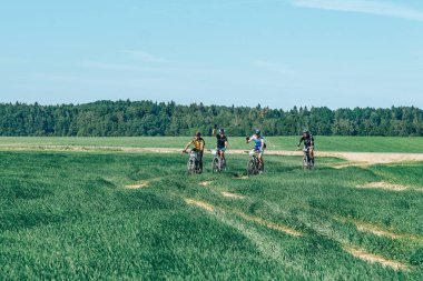 Mayıs 26-27, 2018 - Naliboki, Beyaz Rusya: All-Belarusça amatör maraton Naliboki, Grup sürme adam yol boyunca sahada bisikletler