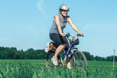 Mayıs 26-27, 2018 - Naliboki, Beyaz Rusya: All-Belarusça Amatör maraton Naliboki, adam bisiklet alan de kırsal yol yarış sırasında rides