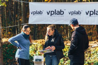 14 Ekim 2018 - Minsk, Beyaz Rusya: 2018 Olimpiyat çapraz ülke Kupası Xco Medvezhino, yarış için belgelerle emekçilerin içinde 