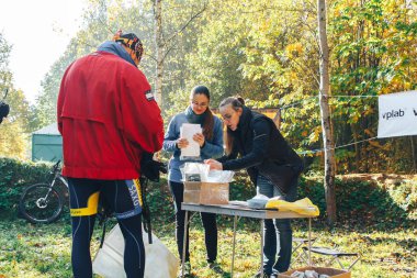 14 Ekim 2018 - Minsk, Beyaz Rusya: 2018 Olimpiyat çapraz ülke Kupası Xco Medvezhino, yarış için belgelerle emekçilerin içinde 