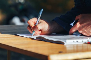 14 Ekim 2018 - Minsk, Beyaz Rusya: 2018 Olimpiyat çapraz ülke Kupası Xco Medvezhino, masanın üzerine yazma adamın kırpılmış atış içinde