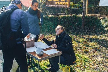 14 Ekim 2018 - Minsk, Beyaz Rusya: 2018 Olimpiyat çapraz ülke Kupası Xco Medvezhino, yarış için belgeleri doldurma insanlar içinde