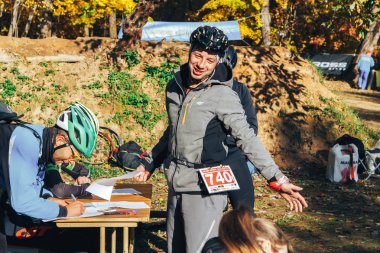 14 Ekim 2018 - Minsk, Beyaz Rusya: 2018 Olimpiyat çapraz ülke Kupası Xco Medvezhino, yarış için gazetelerde doldurma sporcu içinde