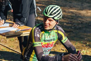 14 Ekim 2018 - Minsk, Beyaz Rusya: 2018 Olimpiyat çapraz ülke Kupası Xco Medvezhino, yarıştan önce Bisiklet kask içinde adam içinde
