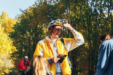 14 Ekim 2018 - Minsk, Beyaz Rusya: 2018 Olimpiyat çapraz ülke Kupası Xco Medvezhino, yarıştan önce Bisiklet kask içinde adam içinde