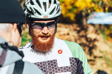 14 Ekim 2018 - Minsk, Beyaz Rusya: 2018 Olimpiyat çapraz ülke Kupası Xco içinde Medvezhino, yakın çekim kask bisikletçi portresi