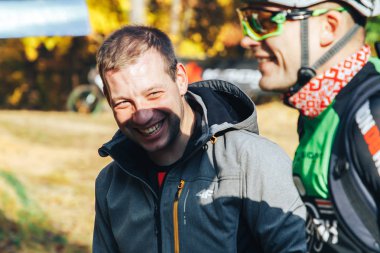 14 Ekim 2018 - Minsk, Beyaz Rusya: 2018 Olimpiyat çapraz ülke Kupası Xco içinde Medvezhino, parkta gülen adam