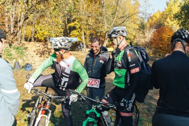 14 Ekim 2018 - Minsk, Beyaz Rusya: 2018 Olimpiyat çapraz ülke Kupası Xco Medvezhino, bisikletçiler ormandaki açıklıkta grup içinde