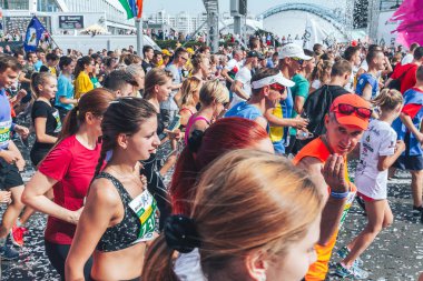 9 Eylül 2018 - Minsk, Beyaz Rusya: Yarım maraton Minsk 2018, sportif insanların caddeden aşağı çalışan büyük grup