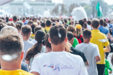 9 Eylül 2018 - Minsk, Beyaz Rusya: Yarım maraton Minsk 2018, sportif insanların caddeden aşağı çalışan büyük grup