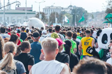 9 Eylül 2018 - Minsk, Beyaz Rusya: Yarım maraton Minsk 2018, sportif insanların caddeden aşağı çalışan büyük grup