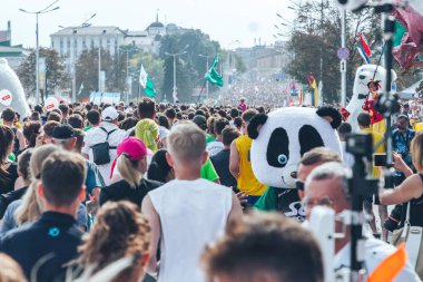 9 Eylül 2018 - Minsk, Beyaz Rusya: Yarım maraton Minsk 2018, sportif insanların caddeden aşağı çalışan büyük grup