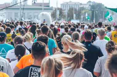 9 Eylül 2018 - Minsk, Beyaz Rusya: Yarım maraton Minsk 2018, sportif insanların caddeden aşağı çalışan büyük grup