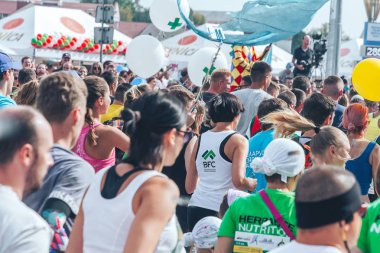 9 Eylül 2018 - Minsk, Beyaz Rusya: Yarım maraton Minsk 2018, sportif insanların caddeden aşağı çalışan büyük grup