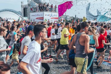 9 Eylül 2018 - Minsk, Beyaz Rusya: Yarım maraton Minsk 2018, sportif insanların caddeden aşağı çalışan büyük grup