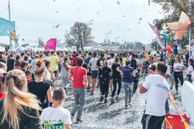 9 Eylül 2018 - Minsk, Beyaz Rusya: Yarım maraton Minsk 2018, sportif insanların caddeden aşağı çalışan büyük grup