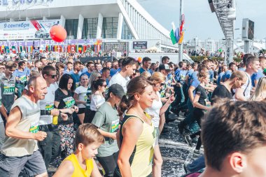 9 Eylül 2018 - Minsk, Beyaz Rusya: Yarım maraton Minsk 2018, sportif insanların caddeden aşağı çalışan büyük grup