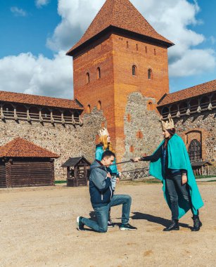 29 Eylül 2018 - Minsk, Beyaz Rusya: Beyaz Rusya'nın yerler Quest: taç kadında castle yakınındaki Meydanı'nda oturan adam kılıcı kaldırdı