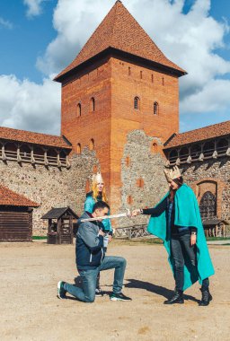 29 Eylül 2018 - Minsk, Beyaz Rusya: Beyaz Rusya'nın yerler Quest: taç kadında castle yakınındaki Meydanı'nda oturan adam kılıcı kaldırdı
