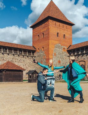 29 Eylül 2018 - Minsk, Beyaz Rusya: Beyaz Rusya'nın yerler Quest: taç kadında castle yakınındaki Meydanı'nda oturan adam kılıcı kaldırdı
