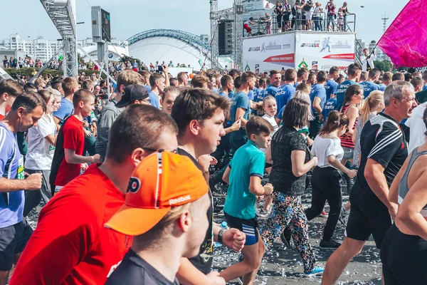 9 Eylül 2018 - Minsk, Beyaz Rusya: Yarım maraton Minsk 2018, sportif insanların caddeden aşağı çalışan büyük grup
