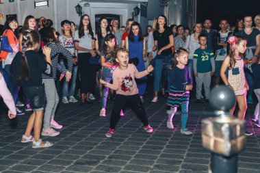 1 Eylül 2018 - Minsk, Beyaz Rusya: Şehir, sokakta birlikte dans çocuklar akşam içinde Sokak şenlikleri