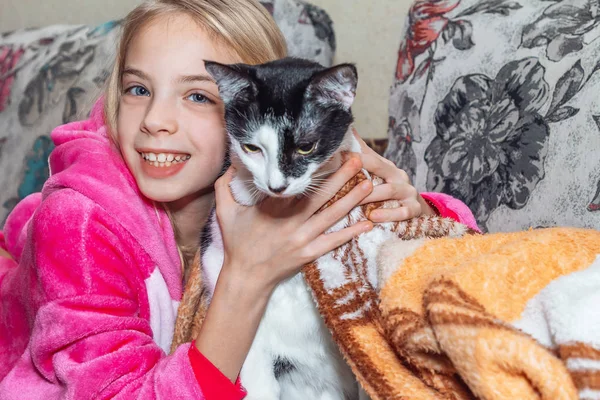 Vackra Glad Tjej Rosa Pyjamas Kramas Katt — Stockfoto