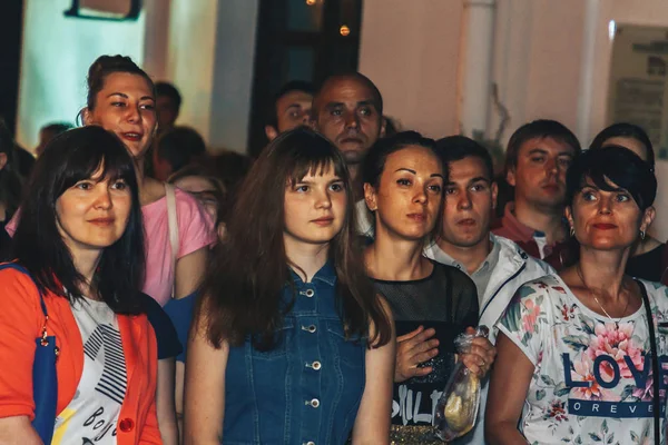 Września 2018 Mińsk Białoruś Uroczystości Street Mieście Wieczorem Ludzi Stojących — Zdjęcie stockowe