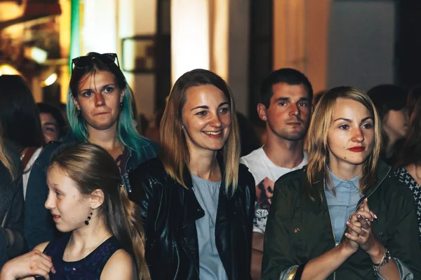 Września 2018 Mińsk Białoruś Uroczystości Street Mieście Wieczorem Ludzi Stojących — Zdjęcie stockowe