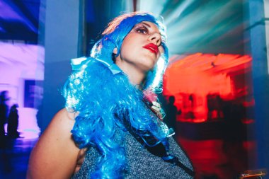 Ekim 28-29, 2017 - Minsk, Beyaz Rusya: Space sanat, en iyi parti Halloween, yakın çekim partide eğleniyor mavi saçlı kadın portresi adanmış