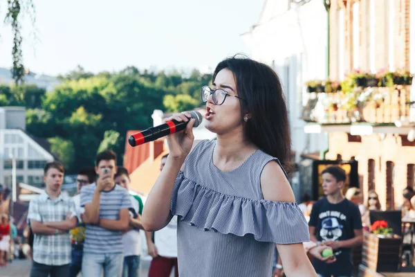 Agosto 4, 2018 Festas de rua na cidade da noite — Fotografia de Stock