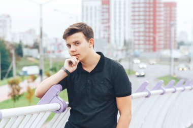 Adam yola yakın duruyor