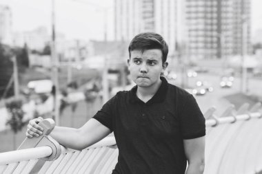 Adam yola yakın duruyor