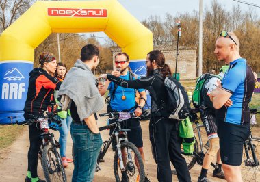 15 Nisan 2018 - Krevo, Beyaz Rusya: Böcek Krevo, şişme arch yakınındaki Bisikletleri ile ayakta erkekler iz