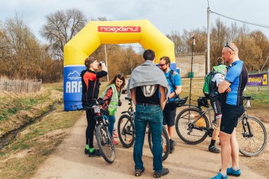15 Nisan 2018 - Krevo, Beyaz Rusya: Böcek Krevo, şişme arch yakınındaki Bisikletleri ile ayakta erkekler iz