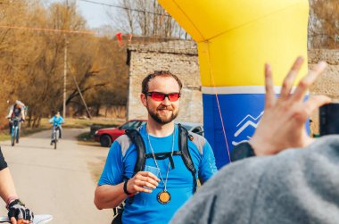 15 Nisan 2018 - Krevo, Beyaz Rusya: Beetle Trail Krevo, bardak su ayakta şişme arch yakınındaki adamla