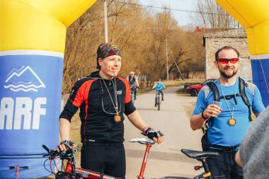 15 Nisan 2018 - Krevo, Beyaz Rusya: Beetle Trail Krevo, iki adam şişme arch yakınındaki Bisikletleri ile ayakta