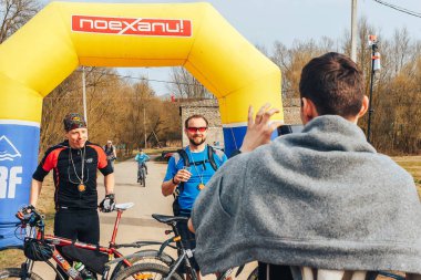 15 Nisan 2018 - Krevo, Beyaz Rusya: Beetle Trail Krevo, iki adam şişme arch yakınındaki Bisikletleri ile ayakta