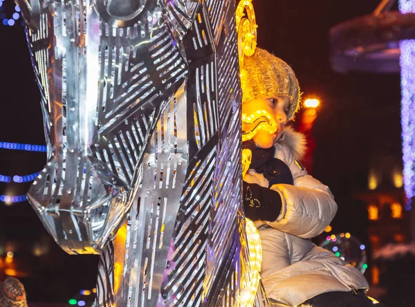 Dezembro 2018 Minsk Belarus Festas Rua Cidade Noite Menina Sentada — Fotografia de Stock