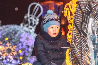 29 Aralık 2018 - Minsk, Beyaz Rusya: yeni yıl kutlamaları kasaba meydanında. küçük çocuk üzerinde parlayan atın üzerinde oturanbir