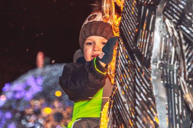 29 Aralık 2018 - Minsk, Beyaz Rusya: yeni yıl kutlamaları kasaba meydanında. küçük çocuk üzerinde parlayan atın üzerinde oturanbir