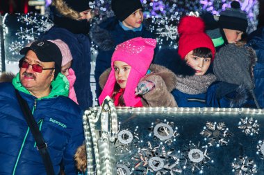 29 Aralık 2018 - Minsk, Beyaz Rusya: yeni yıl kutlamaları kasaba meydanında. Işıklı atlı kızak insanlarda