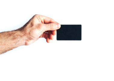 beyaz izole boş siyah kart tutan el kırpılmış atış