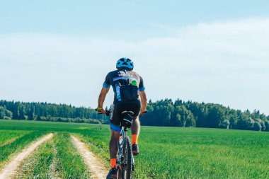 26-27 Mayıs 2018 Naliboki, Belarus Belarus amatör maratonu Naliboki Bir adam bisiklet sürüyor