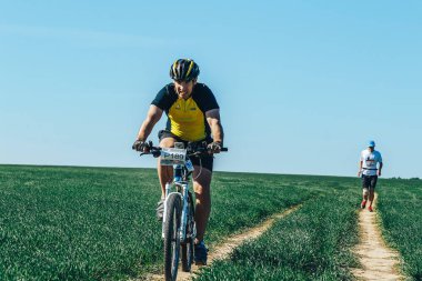 26-27 Mayıs 2018 Naliboki, Belarus Belarus amatör maratonu Naliboki Bir adam bisiklet sürüyor