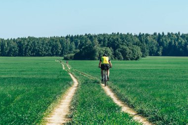 26-27 Mayıs 2018 Naliboki, Belarus Belarus amatör maratonu Naliboki Bir adam bisiklet sürüyor