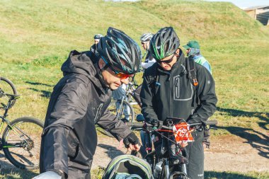 6 Ekim 2018 - Novogrudok, Beyaz Rusya: Castle Road, sporcular bisiklet yarışında yer alan ile